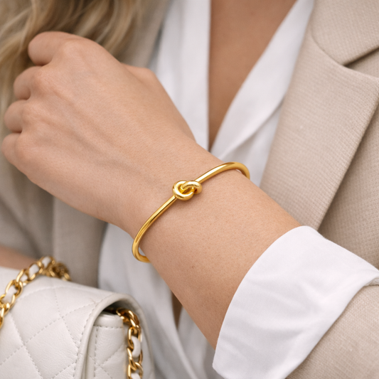 KNOT Bracelet Gold elegant knutarmband i guldton för vardag och fest – AVLORA Jewelry
