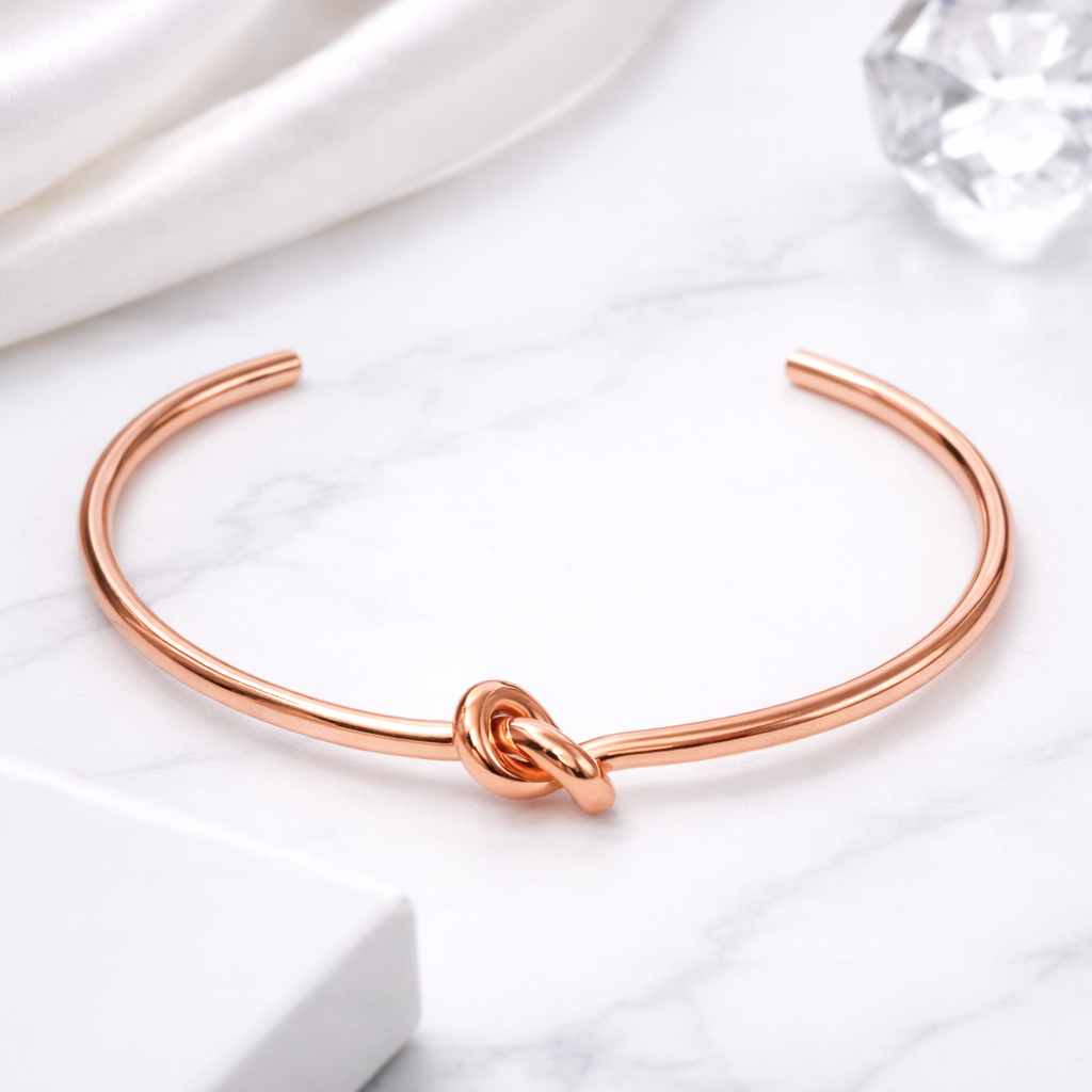 Detalj på KNOT Bracelet Roséguld med PVD-beläggning i roséguldton – AVLORA Jewelry