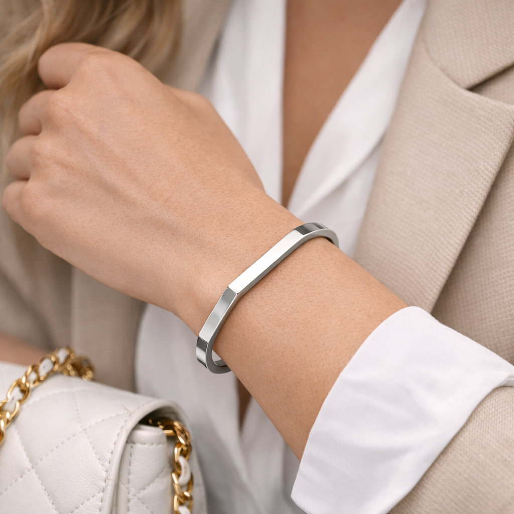 Närbild av OCTA Bracelet Silver med åttasidig form och ren finish – AVLORA Jewelry