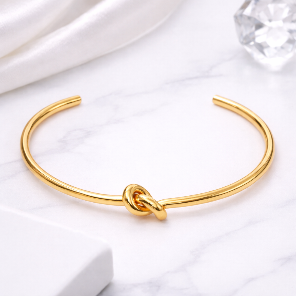 Detalj på KNOT Bracelet Gold med PVD-beläggning i guldton – AVLORA Jewelry