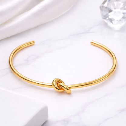 Detalj på KNOT Bracelet Gold med PVD-beläggning i guldton – AVLORA Jewelry