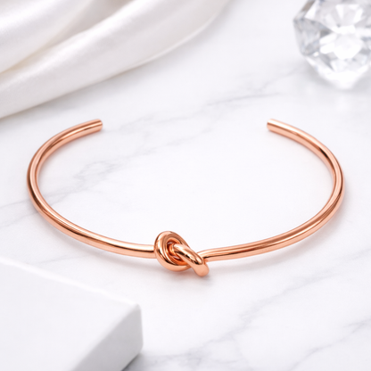 Detalj på KNOT Bracelet Roséguld med PVD-beläggning i roséguldton – AVLORA Jewelry