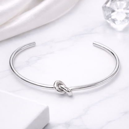Detalj på KNOT Bracelet Silver i rostfritt stål med naturlig silverfinish – AVLORA Jewelry