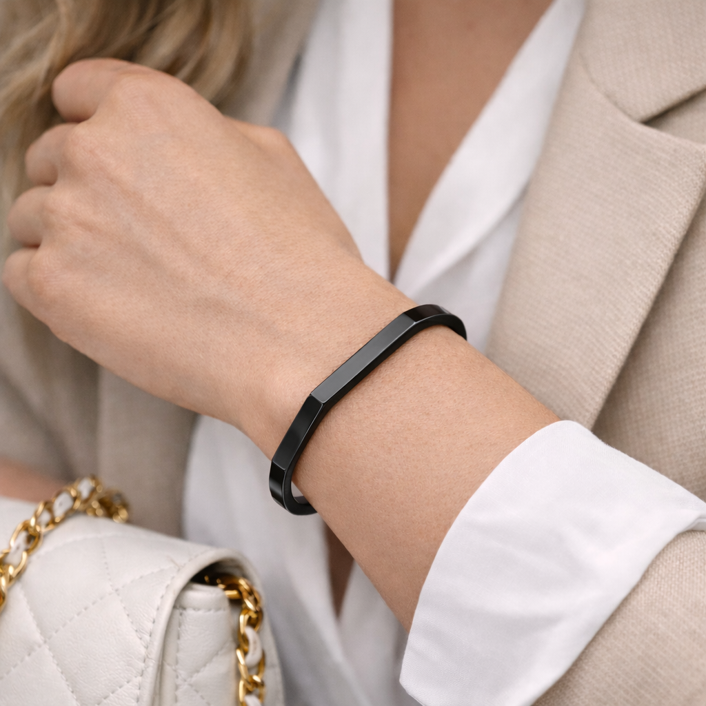 Närbild av OCTA Bracelet Black med åttasidig siluett och svart finish – AVLORA Jewelry