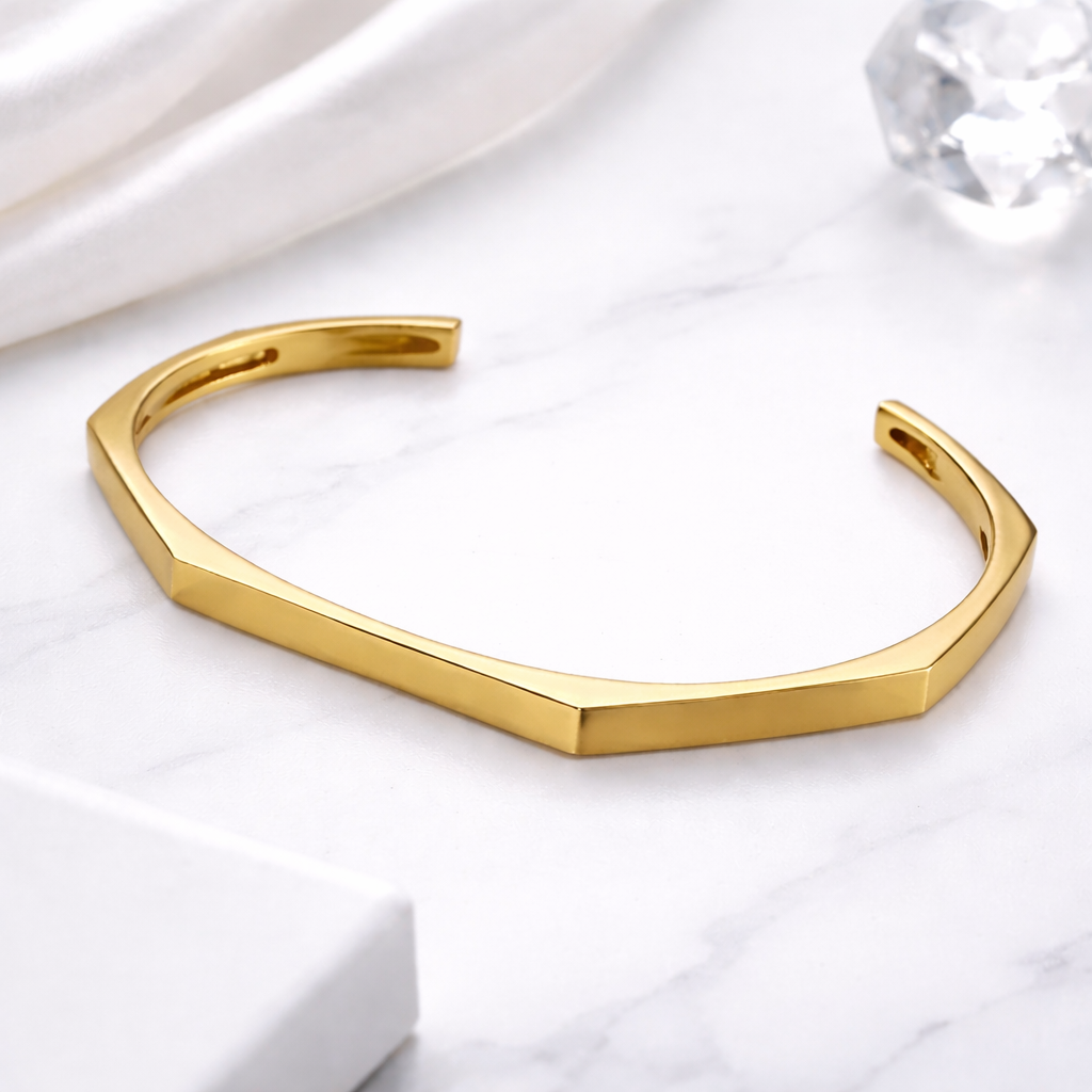 Detalj på OCTA Bracelet Gold med PVD-beläggning i guldton – AVLORA Jewelry