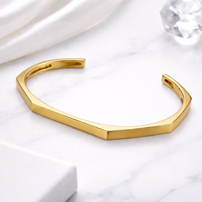 Detalj på OCTA Bracelet Gold med PVD-beläggning i guldton – AVLORA Jewelry