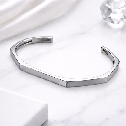 Detalj på OCTA Bracelet Silver i rostfritt stål med naturlig silverfinish – AVLORA Jewelry